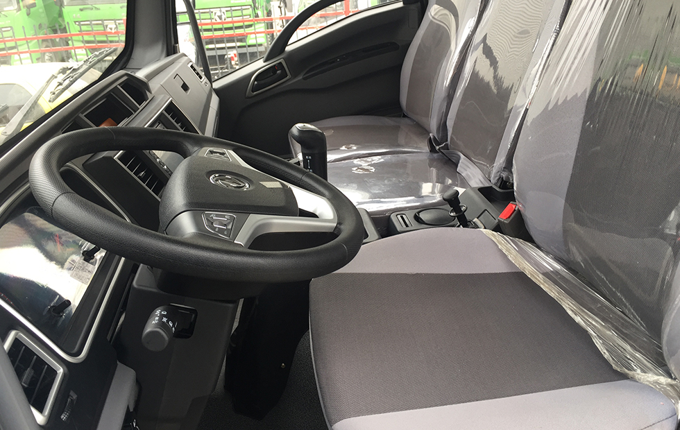 藍(lán)牌純電動(dòng)2.5噸灑水車